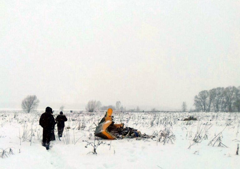 Restos de fuselaje del avi&oacute;n de pasajeros AN-148 de la aerol&iacute;nea rusa Saratov Airlines cerca de la localidad de Stepanovskoy, pr&oacute;xima a Argunovo, distrito de Ramensky, regi&oacute;n de Mosc&uacute; (Rusia) . 