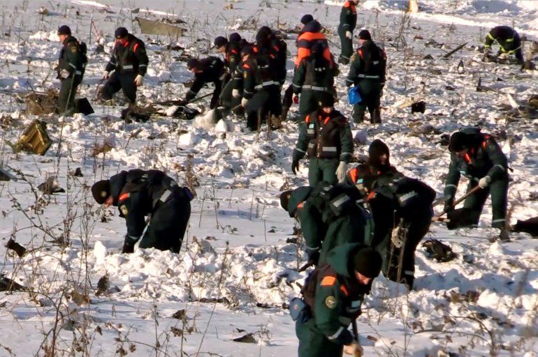  Equipos b&uacute;squeda contin&uacute;an la recogida de cuerpos y fragmentos del avi&oacute;n de pasajeros AN-148 que con 71 personas a bordo se estrell&oacute; este domingo en las afueras de Mosc&uacute; sin que hubiera supervivientes, inform&oacute; hoy el Ministerio de Rusia para Situaciones de Emergencia. 