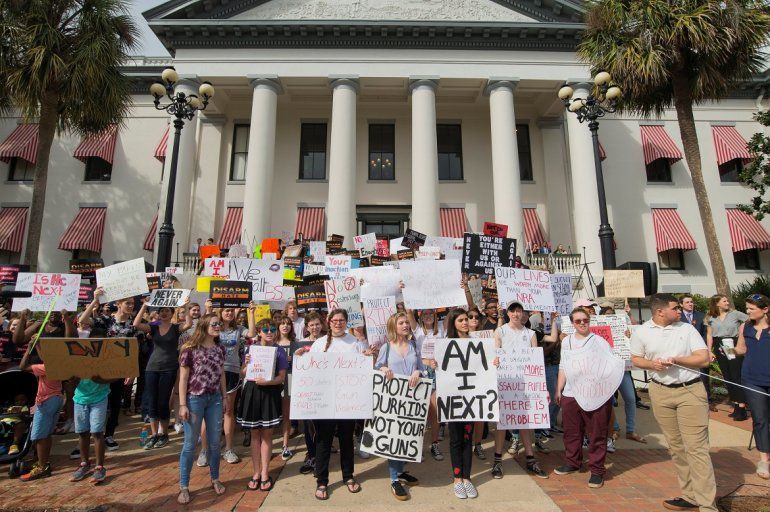 Manifestantes protestan ante el Congreso de Florida en Tallahassee, Florida, este 21 de enero de 2018, luego de que la Cámara baja del Legislativo desoyera las peticiones en favor de restringir la venta de armas de fuego tras la matanza en la escuela secundaria de Parkland. 
