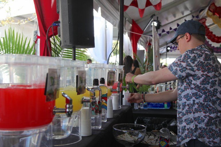 El Festival de vino y comida Cork & Fork ofreci&oacute; bebidas refrescantes para aliviar el calor del s&aacute;bado. 