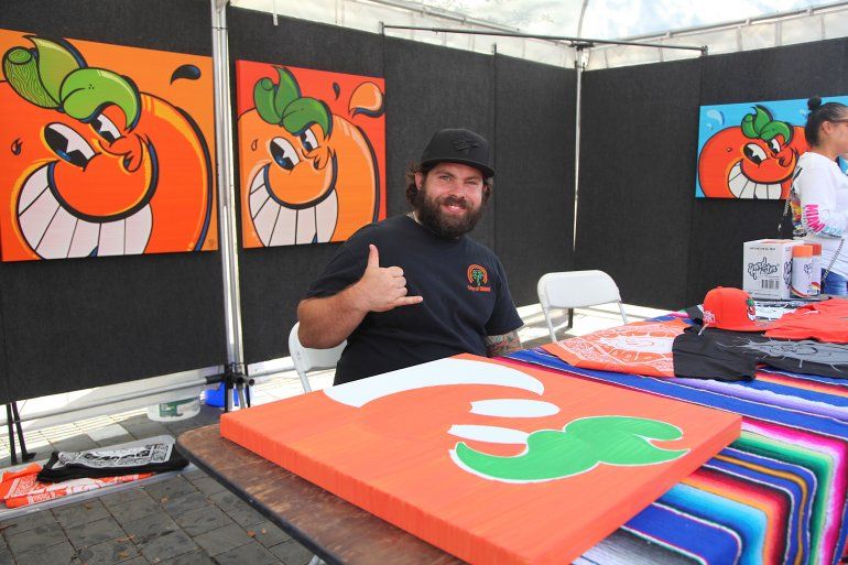 El artista Atomik tiene un kiosco donde realiza sus obras frente a los asistentes. 