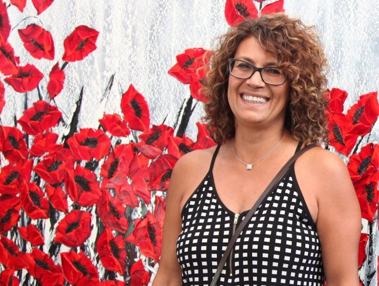 La artista de la pl&aacute;stica Lilian Delgado junto a una de sus piezas. 