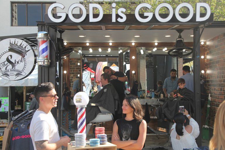 Los interesados en un corte de cabello se acercaron a esta peculiar barber&iacute;a en un contenedor. 