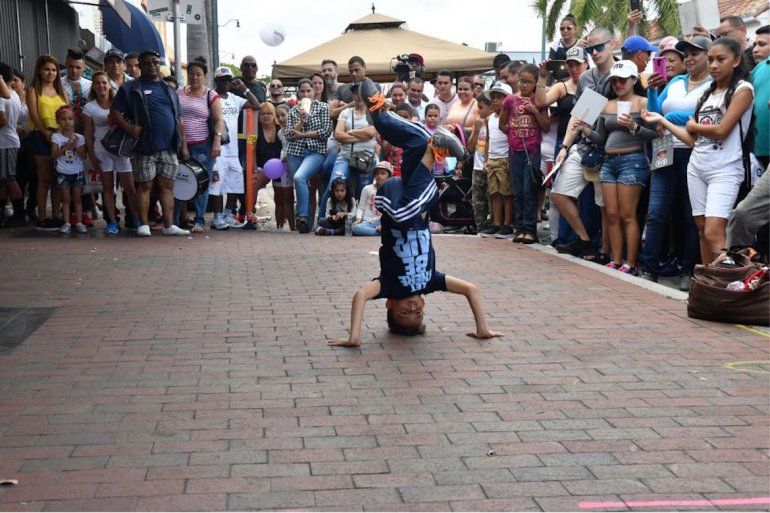 Un ni&ntilde;o baila en medio de la calle 8 en el carnaval. 