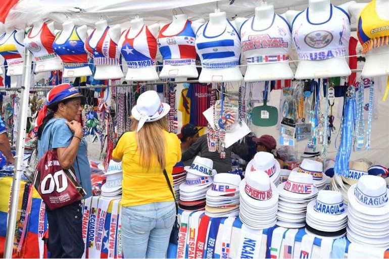 Se vendieron souvenir de todos las banderas de la comunidad latina que hace vida en Miami. 