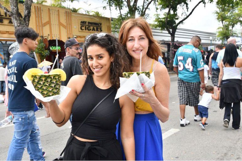Los asistentes celebraron el carnaval con bebidas tropicales. 