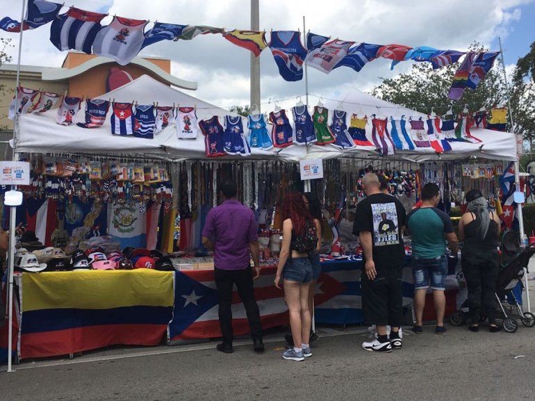 La venta de la banderas de los pa&iacute;ses de  Am&eacute;rica Latina fue uno de los puntos m&aacute;s concurridos. 