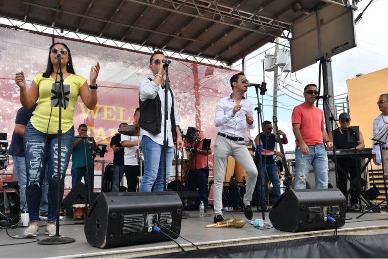 Telemundo mont&oacute; una tarima donde se presentaron artistas latinos que hicieron bailar a los presentes. 