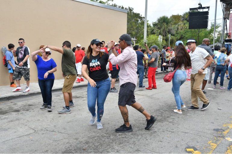 Los presentes bailaron en las tarimas donde la m&uacute;sica no dej&oacute; de sonar. 