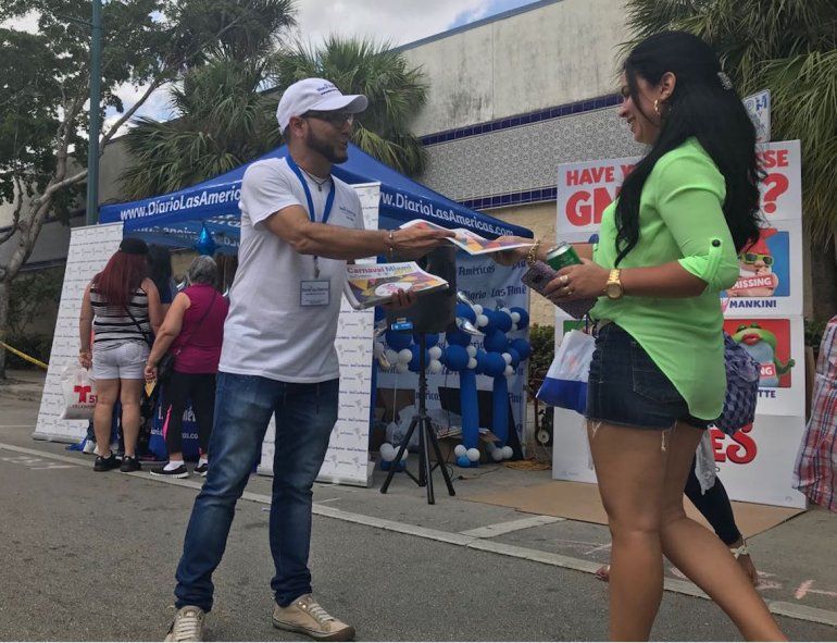Diario Las Am&eacute;ricas se hizo presente y regal&oacute; ejemplares de edici&oacute;n impresa. 