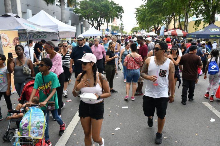 Un mar de visitantes colm&oacute; la calle 8 para disfrutar del carnaval. 