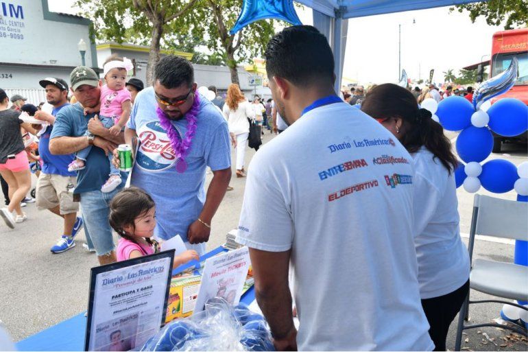 Los ni&ntilde;os escog&iacute;an sus regalos en el stand de Diario Las Am&eacute;ricas.