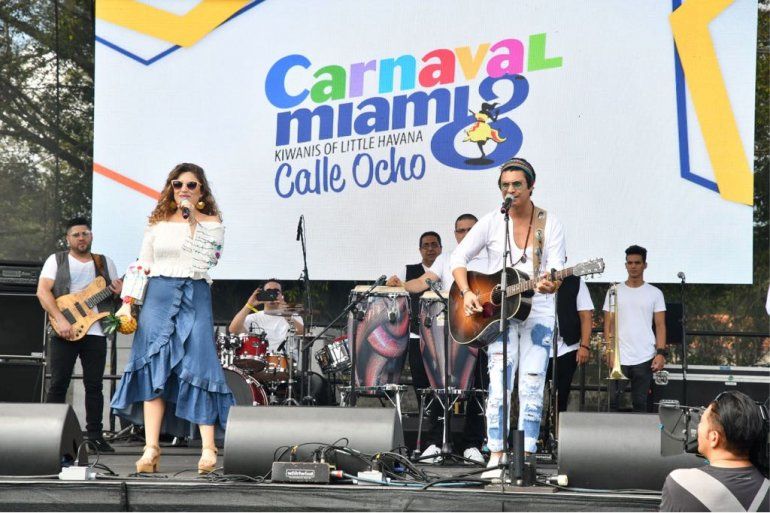 El d&uacute;o Periko y Jessi León en la tarima de Telemundo 51. 