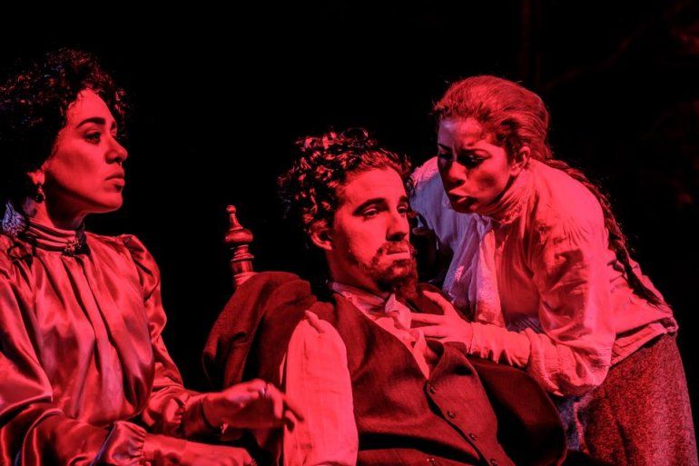 De izquierda a derecha, los actores Carmen Albernas, Joel Lara y Nabilah Féh. 
