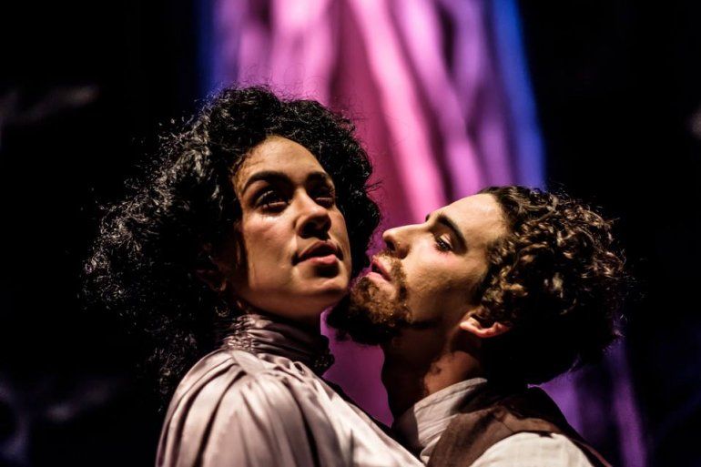 Los actores Carmen Albernas (como Olga Knipper) y Joel Lara (Aleko). 