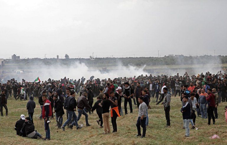 Varios palestinos huyen de gases lacrim&oacute;genos durante los enfrentamientos con soldados israel&iacute;es en el este de Beit Hanun, norte de la Franja de Gaza. 