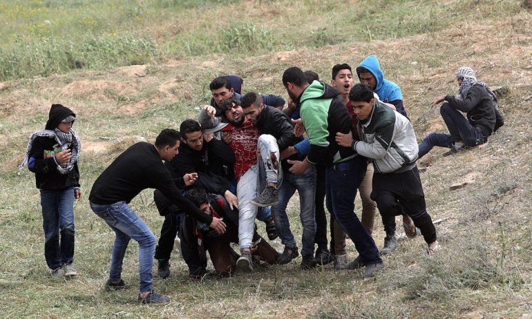 Siete palestinos han muerto y unos 500 han resultado heridos en incidentes y enfrentamientos en la frontera entre Gaza e Israel  en la protesta denominada Gran Marcha del Retorno, convocada por Ham&aacute;s con motivo de la conmemoraci&oacute;n hoy del D&iacute;a de la Tierra.  