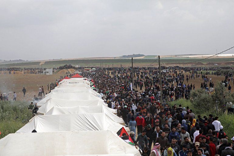 Varios palestinos participan en una protesta en el este de Beit Hanun, norte de la Franja de Gaza, el 30 de marzo del 2018. 