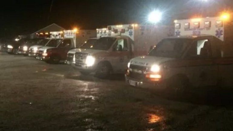 Ambulancias del condado de Lee County esperan a las afueras del penal. 