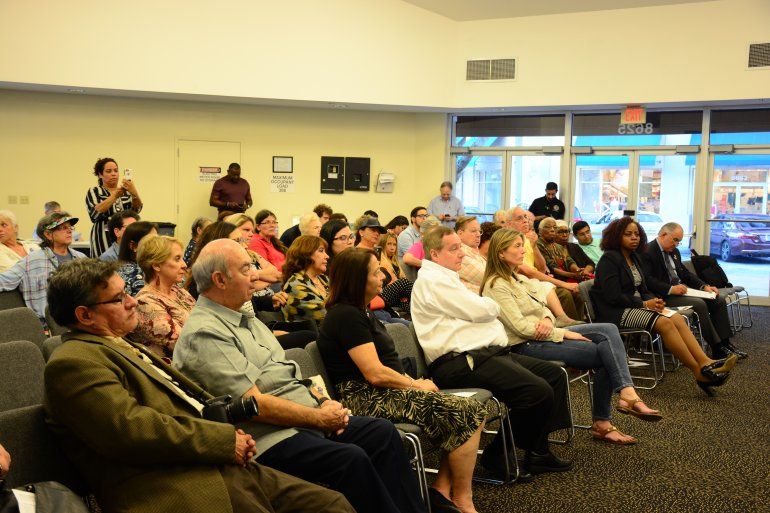 Imagen de la reuni&oacute;n comunitaria realizada en el sector de Kendall.