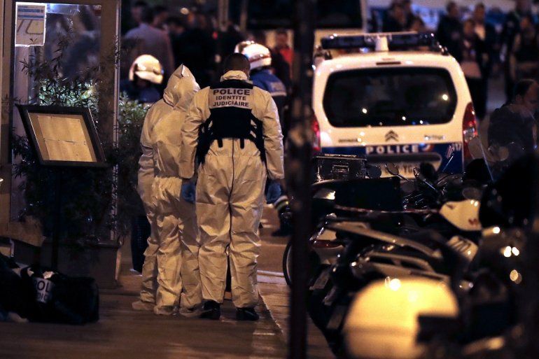 Agentes de la polic&iacute;a forense francesa investigan el lugar donde un hombre atac&oacute; y apu&ntilde;al&oacute; a varias personas en Par&iacute;s, el 12 de mayo de 2018.