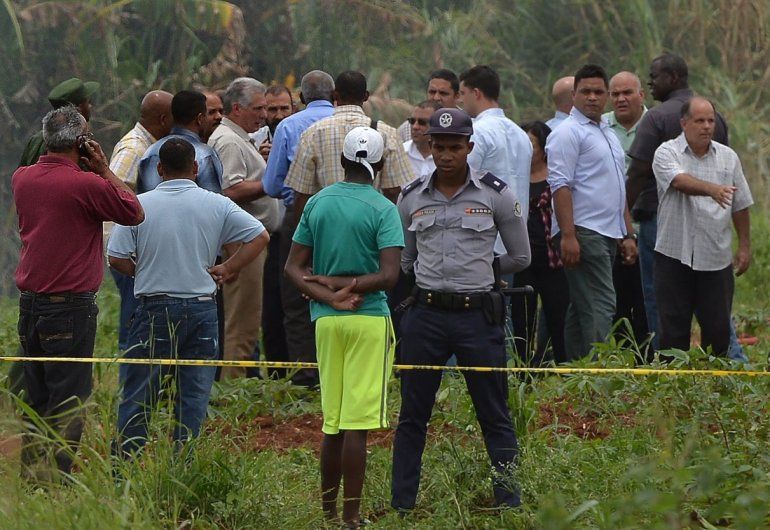 El gobernante cubano Miguel D&iacute;az-Canel (6to. izq.) es visto en la zona donde se prudujo el acccidente de un avi&oacute;n de Cubana de Aviaci&oacute;n.