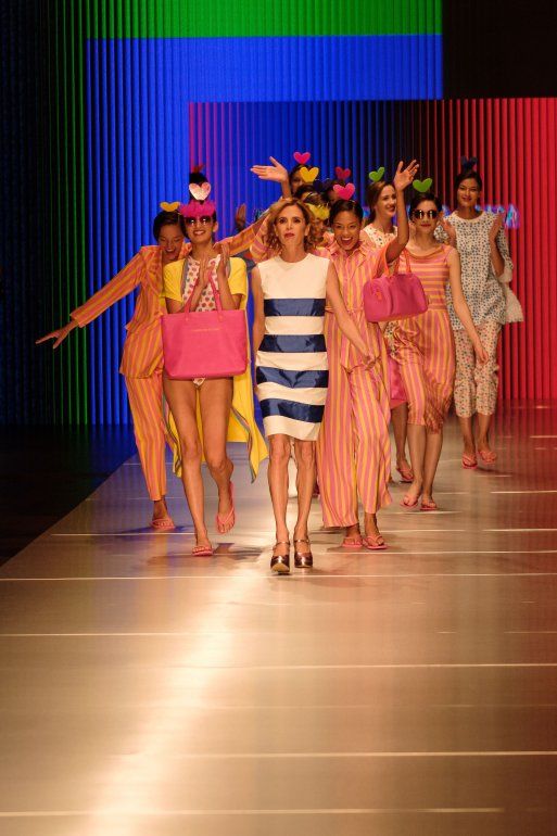 La diseñadora española despide su desfile, junto a sus modelos, en Miami Fashion Week. 