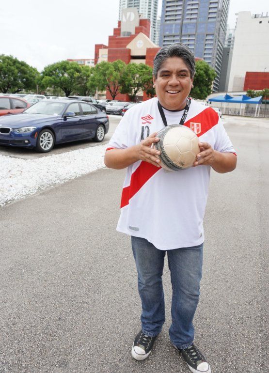 El catedrático produjo un video que celebra la clasificación de la selección peruana de fútbol.