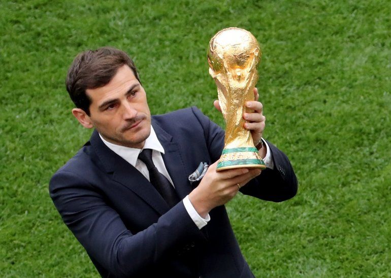 El jugador español Iker Casillas presenta la Copa del Mundo 2018. 