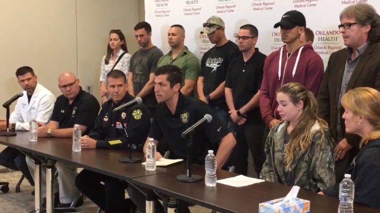 El oficial de Polic&iacute;a de la ciudad de Orlando Talmon Hall (cen.) habla de su compa&ntilde;ero de escuadr&oacute;n, el oficial Kevin Valencia, quien fue baleado y gravemente herido el domingo por la noche.