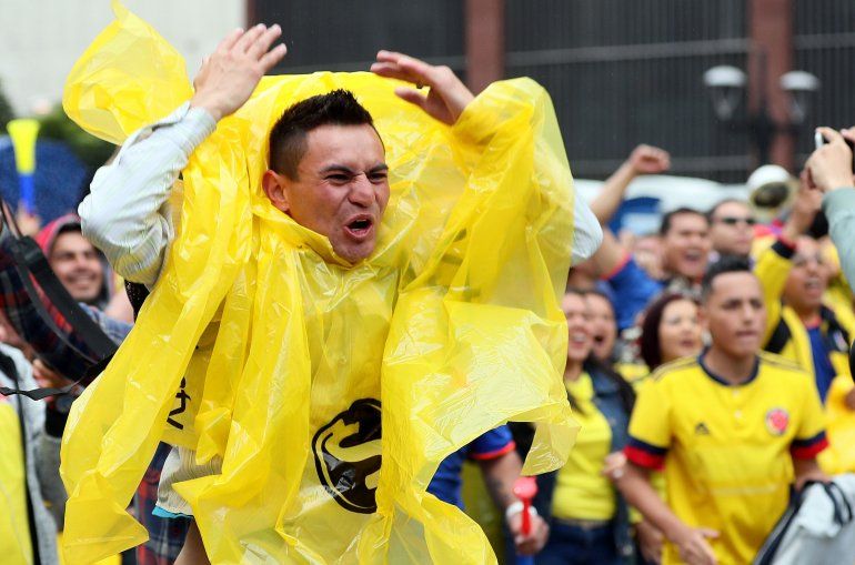 Aficionados de Colombia observan el partido frente a Jap&oacute;n durante el Mundial de Rusia 2018 hoy, martes 19 de junio de 2018, en Bogot&aacute;.