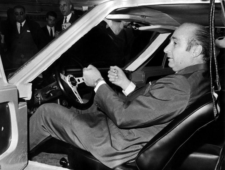 El excampe&oacute;n del mundo de automovilismo, Juan Manuel Fangio, en un momento de la visita que efectu&oacute; al Sal&oacute;n Internacional del Autom&oacute;vil.