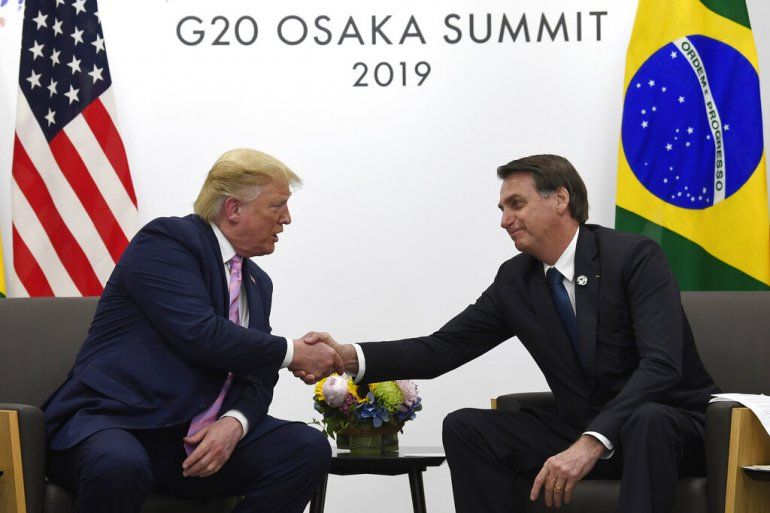El presidente de Estados Unidos Donald Trump estrecha la mano del mandatario brasile&ntilde;o Jair Bolsonaro durante un encuentro.&nbsp;
