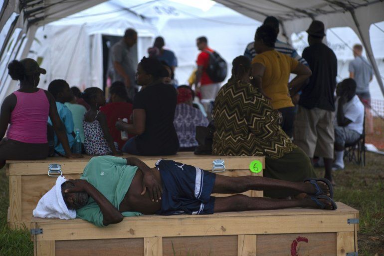 Un hombre espera ser atendido en un hospital improvisado por el grupo Samaritan’s Purse tras el paso del huracán Dorian en Freeport, Bahamas, el martes 10 de septiembre de 2019. 