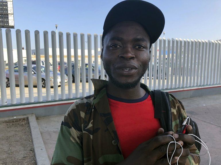 Fotografía del 12 de septiembre del 2019 del camerunés Ngoh Elliot Takere, quien lleva dos meses en Tijuana, México, esperando respuesta a un pedido de asilo en EEUU.