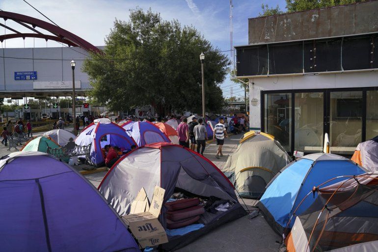 Fotografía del 30 de agosto de 2019 de un campamento de migrantes cerca del puente internacional Gateway, en Matamoros, México, que esperan solicitar asilo en EEUU.