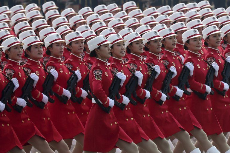 Miembros de una guardia militar de honor desfilan durante las celebraciones por el 70mo aniversario de la fundación de la China comunista en Beijing, el martes 1 de octubre de 2019.