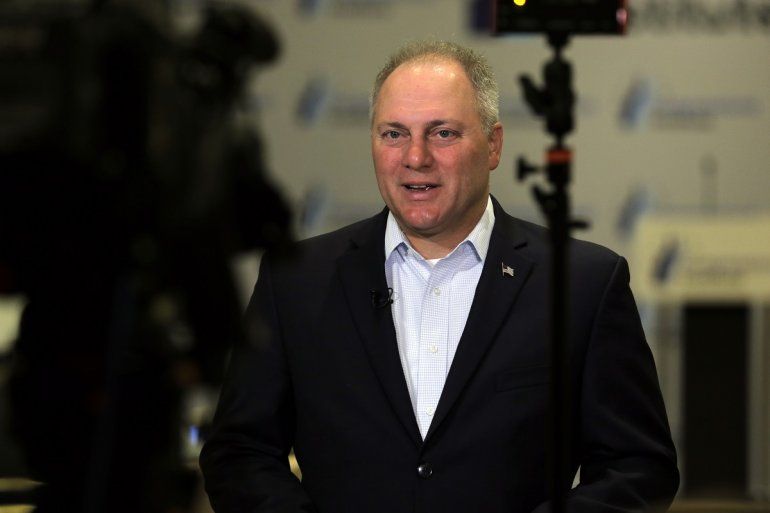 Steve Scalise, número dos de la jerarquía republicana en la Cámara de Representantes, habla con la prensa en Baltimore el 13 de septiembre del 2019. 
