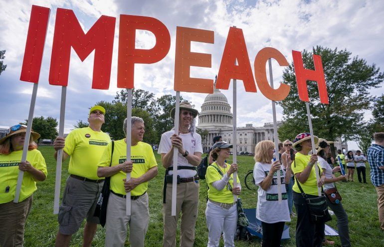 Activistas se manifiestan a favor de un juicio político al presidente Donald Trump frente al Capitolio, en Washington DC, el jueves 26 de septiembre de 2019. 