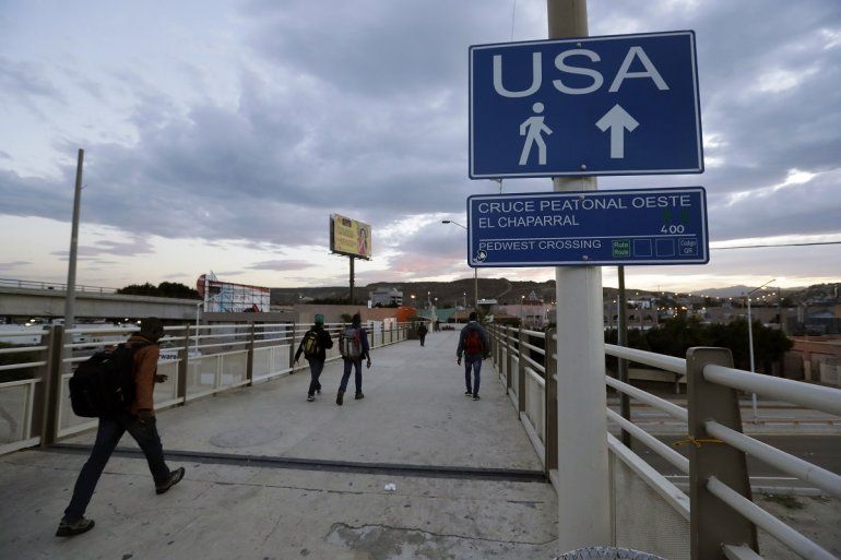 Fotograf&iacute;a del 27 de septiembre de 2016 de varias personas en el cruce fronterizo en Tijuana, M&eacute;xico. 