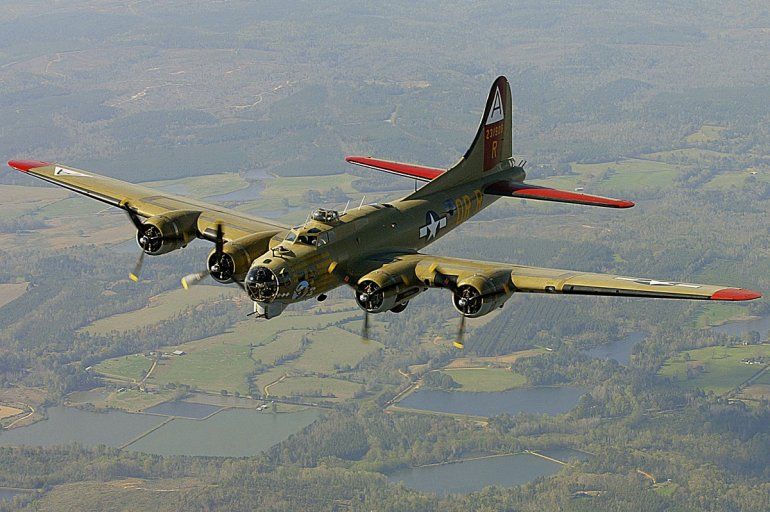 Al menos 7 muertos tras desplomarse avión bombardero de la II Guerra Mundial en Connecticut Al menos 7 muertos tras desplomarse avión bombardero de la II Guerra Mundial en Connecticut