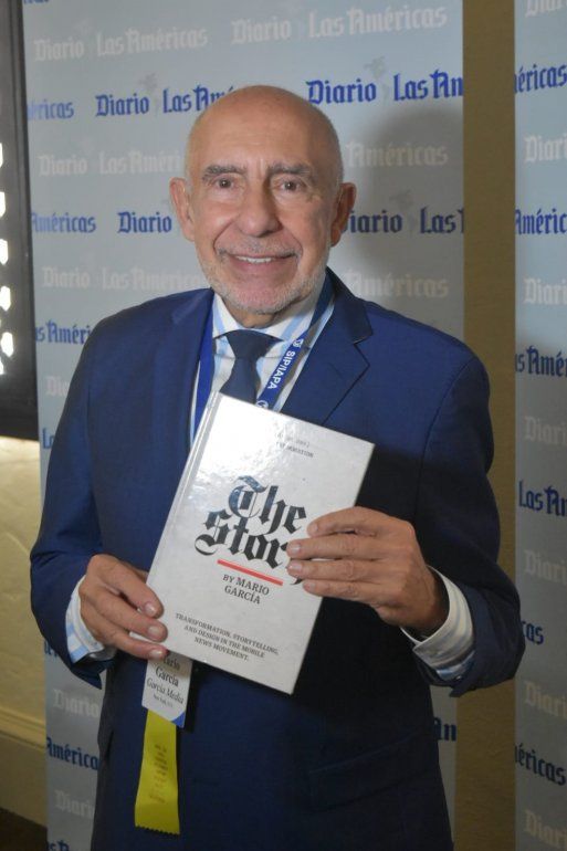 El cubano Mario García muestra su libro The Story, presentado durante la 75 Asamblea Anual de la Sociedad Interamericana de Prensa (SIP), en <a href=