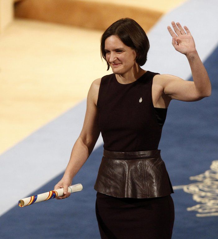  En esta imagen de archivo del viernes 23 de octubre de 2015, la francesa Esther Duflo saluda tras recibir el premio Princesa de Asturias a las Ciencias Sociales de manos del rey de Espa&ntilde;a. Felipe VI, en una ceremonia en Oviedo, en el norte de Espa&ntilde;a. 