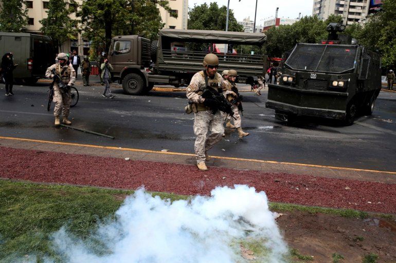 Soldados disuelven con gases una peque&ntilde;a manifestaci&oacute;n, despu&eacute;s que una noche de disturbios oblig&oacute; al presidente Sebasti&aacute;n Pi&ntilde;era a declarar el estado de emergencia en Santiago, Chile