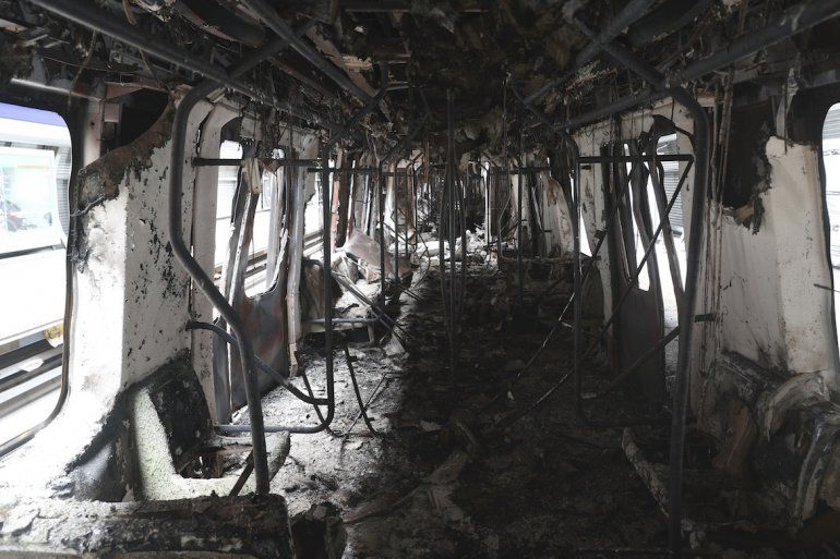 As&iacute; qued&oacute; unos de los trenes quemados en los disturbios ocurridos en Chile. 
