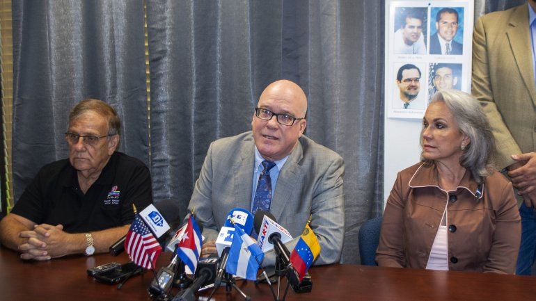 Al centro,&nbsp;el activista cubano Orlando Guti&eacute;rrez-Boronat, quien encabeza un movimiento por el rescate de la libertad de Cuba. Lo acompa&ntilde;an Ernesto Ackerman y Mu&ntilde;eca Fuentes.