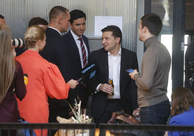 El presidente ucraniano Volodymyr Zelenskiy (segundo desde la derecha) habla con periodistas en Kiev, Ucrania, jueves 10 de octubre de 2019.