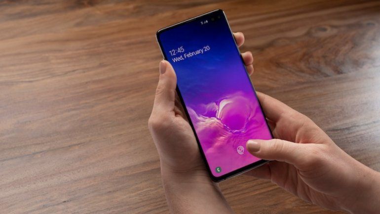 Fotografía del lector de huella dactilar en la pantalla de un Samsung Galaxy S10+.