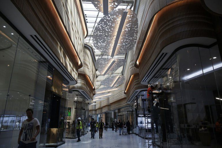 Varios trabajadores dan los toques finales a la zona de tiendas en el Seminole Hard Rock Hotel and Casino el jueves 24 de octubre de 2019 en Hollywood, Florida.