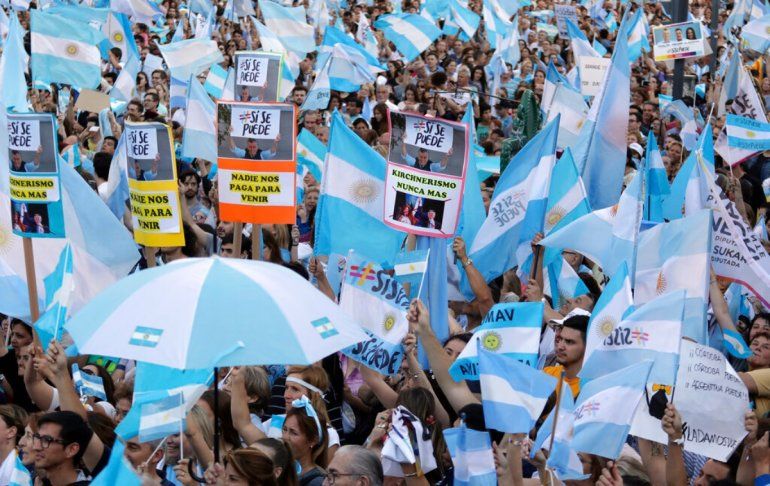 Partidarios del presidente argentino Mauricio Macri, que se postula para la reelección con el partido Juntos Por el Cambio, asisten a su cierre de campaña en Córdoba, Argentina, el jueves 24 de octubre de 2019.